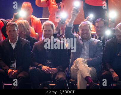 La Haye, pays-Bas. 22nd avril 2022. 2022-04-22 14:28:22 LA HAYE - le duc de Sussex, le prince Harry et le roi Willem-Alexander lors de la finale de basketball en fauteuil roulant le dernier jour des Jeux Invictus. ANP SEM VAN DER WAL pays-bas Out - belgique Out crédit: ANP/Alay Live News Banque D'Images