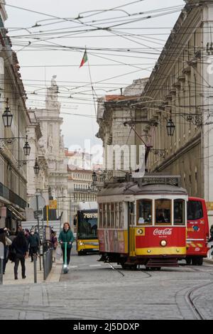 Die Berühmte Trambahn 28, Electrico, Altstadtviertel, Baixa, Lissabon, Lisbonne, Portugal, Europa, Banque D'Images