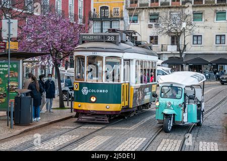 Alte Straßenbahn, Tram im Stadtviertel Alfama, Lissabon, Portugal, Europa Banque D'Images