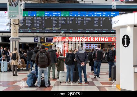 Il a été annoncé que les services ferroviaires ne seraient pas disponibles entre London Victoria et East Croydon pendant le week-end des fêtes de banque. Les navetteurs sont vus Banque D'Images