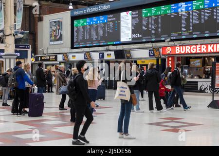 Il a été annoncé que les services ferroviaires ne seraient pas disponibles entre London Victoria et East Croydon pendant le week-end des fêtes de banque. Les navetteurs sont vus Banque D'Images