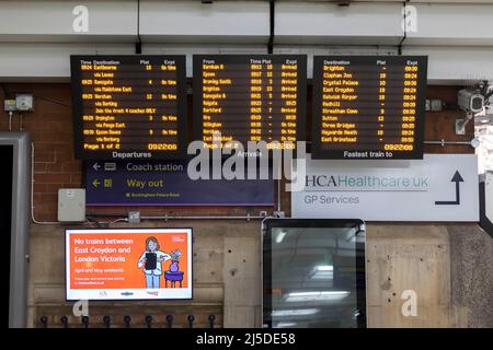 Il a été annoncé que les services ferroviaires ne seraient pas disponibles entre London Victoria et East Croydon pendant le week-end des fêtes de banque. Les navetteurs sont vus Banque D'Images