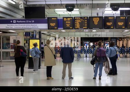 Il a été annoncé que les services ferroviaires ne seraient pas disponibles entre London Victoria et East Croydon pendant le week-end des fêtes de banque. Les navetteurs sont vus Banque D'Images