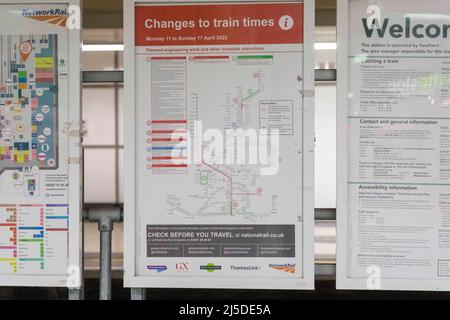 Il a été annoncé que les services ferroviaires ne seraient pas disponibles entre London Victoria et East Croydon pendant le week-end des fêtes de banque. Les navetteurs sont vus Banque D'Images