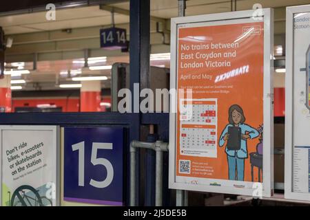 Il a été annoncé que les services ferroviaires ne seraient pas disponibles entre London Victoria et East Croydon pendant le week-end des fêtes de banque. Les navetteurs sont vus Banque D'Images