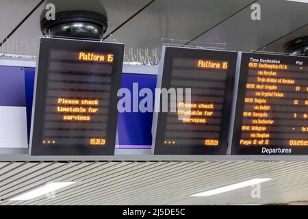 Il a été annoncé que les services ferroviaires ne seraient pas disponibles entre London Victoria et East Croydon pendant le week-end des fêtes de banque. Les navetteurs sont vus Banque D'Images