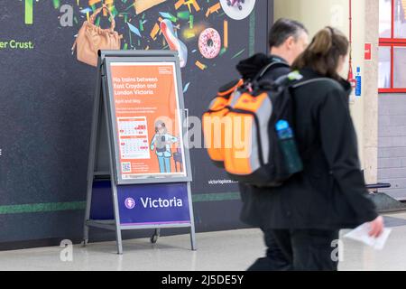 Il a été annoncé que les services ferroviaires ne seraient pas disponibles entre London Victoria et East Croydon pendant le week-end des fêtes de banque. Les navetteurs sont vus Banque D'Images