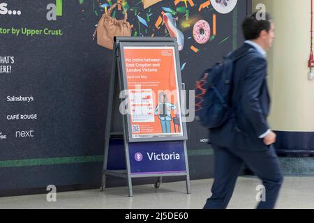 Il a été annoncé que les services ferroviaires ne seraient pas disponibles entre London Victoria et East Croydon pendant le week-end des fêtes de banque. Les navetteurs sont vus Banque D'Images