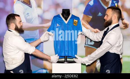 Le maillot du légendaire joueur de football argentin Diego Maradona porté lors du match de la coupe du monde 1986 contre l'Angleterre est mis aux enchères en ligne aujourd'hui, estimé à Banque D'Images