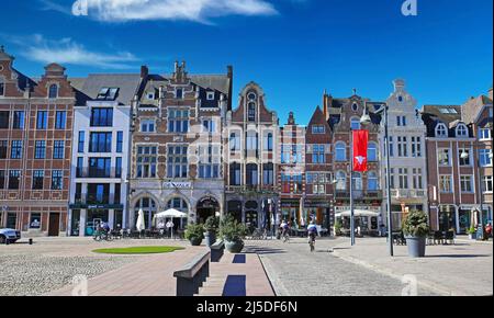 Lier, Belgique (Novemberfoor)- avril 9. 2022: Vue sur la place du marché sur les anciens bâtiments médiévaux avec un ciel bleu clair Banque D'Images
