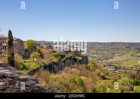 Vue sur une partie du paysage urbain depuis le centre historique d'Orvieto. Belle vieille rue du célèbre village médiéval sur une colline de rochers de tuff. Orviet Banque D'Images