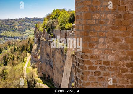 Vue sur une partie du paysage urbain depuis le centre historique d'Orvieto. Belle vieille rue du célèbre village médiéval sur une colline de rochers de tuff. Orviet Banque D'Images