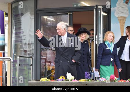 Le Prince Charles et la Duchesse de Cornwall visitent Southend sur Sea City le 1st mars 2022 et rencontrent et accueillent les fans de Southend Pier Banque D'Images