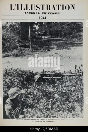 Première page FR traduction : ' des grenadiers à mitrailleuse allemands prêts à attaquer les véhicules blindés qui pourraient émerger sur la route. LA BATAILLE DE NORMANDIE ' - originale en français : ' Grenadiers mitrailleurs allemands prêts à attaquer les bandés qui pourraient déboucher sur la route. LA BATAILLE DE NORMANDIE ' - extrait de 'l'Illustration Journal universel' - Revue française illustrée - 1944 Banque D'Images