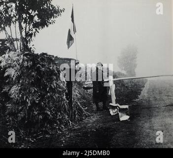 Traduction ENG : ' le dernier poste français. À Petitie, commune de Bouëx (Charente). Point de passage de la ligne de démarcation. MIGRATION DE GUERRE LE RETOUR DES RÉFUGIÉS ' - original en français : ' le dernier poste francais. À Petitie, commune de Bouëx (Charente). Point de franchise de la ligne de remarcation. MIGRATION DE GUERRE LE RETOUR DES RÉFUGIÉS ' - extrait de 'l'Illustration Journal universel' - Magazine illustré en français - 1940 Banque D'Images