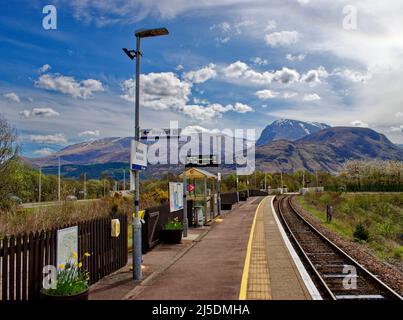 FORT WILLIAM SCOTRAIL SCOTRAIL WEST HIGHLAND, VUE DE BEN NEVIS DEPUIS LA PLATE-FORME DE LA GARE DE BANAVIE Banque D'Images