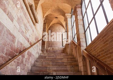 Ancien escalier en pierre à l'intérieur de la basilique Saint François d'Assise, Italie Banque D'Images
