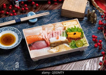 Don de fruits de mer mélangés Premium dans un plat avec des baguettes isolées sur le tapis vue latérale sur la table en bois de la nourriture taïwanaise Banque D'Images