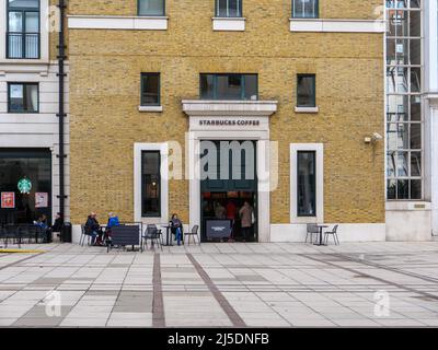 Londres, Royaume-Uni-29.09.21 : les gens apprécient leur séjour dans un salon du Starbucks situé sur Belvedere Road, juste à côté du County Hall.Starbucks Banque D'Images