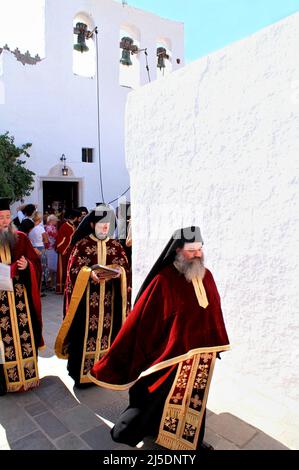 Grèce, île de Patmos, les prêtres orthodoxes exécutent une cérémonie religieuse à la ville de Hora, août 14 2006. Banque D'Images