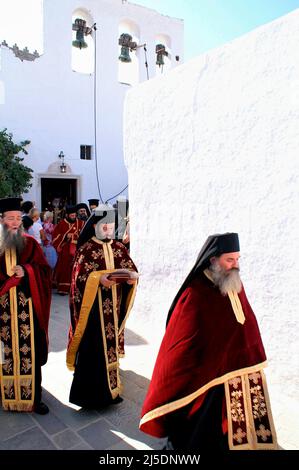 Grèce, île de Patmos, les prêtres orthodoxes exécutent une cérémonie religieuse à la ville de Hora, août 14 2006. Banque D'Images