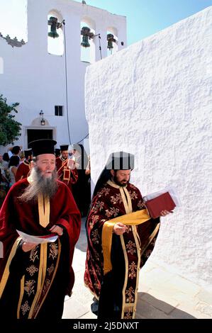 Grèce, île de Patmos, les prêtres orthodoxes exécutent une cérémonie religieuse à la ville de Hora, août 14 2006. Banque D'Images