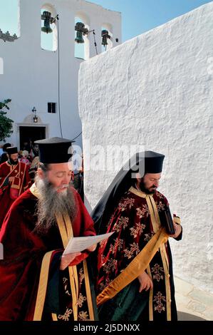 Grèce, île de Patmos, les prêtres orthodoxes exécutent une cérémonie religieuse à la ville de Hora, août 14 2006. Banque D'Images