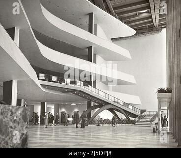 Lobby des visiteurs, bâtiment de l'Assemblée générale des Nations Unies, New York, New York, Etats-Unis, Angelo Rizzuto, Collection Anthony Angel, septembre 1957 Banque D'Images