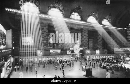 Concourse principal avec diffusion de la lumière du soleil à travers les fenêtres, Grand Central terminal, New York City, New York, États-Unis, Angelo Rizzuto, Collection Anthony Angel, septembre 1959 Banque D'Images