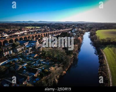 Une vue aérienne de Yarm dans le nord-est de l'Angleterre. Yarm se trouve à côté de la rivière Tees, qui s'enroule de manière à faire le tour de la ville. Banque D'Images