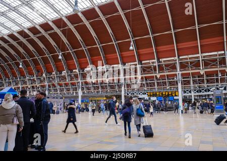 Personnes marchant et attendant des trains à la gare de Paddington Praed St, Londres, Royaume-Uni Banque D'Images