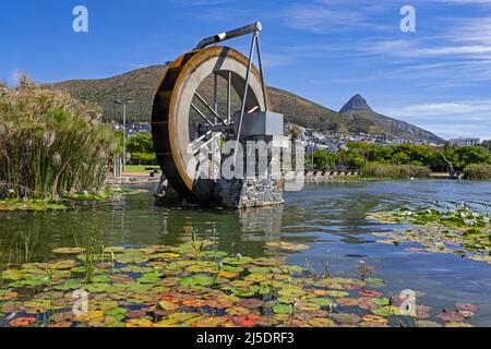 Waterwheel au parc urbain de Green point et signal Hill / Seinheuwel au loin, le Cap / Kaapstad, province du Cap occidental, Afrique du Sud Banque D'Images