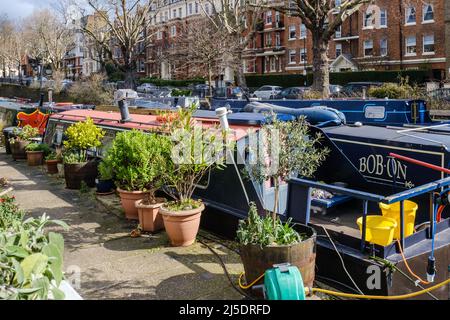 Les barques de la Narrowboats se sont amarrées à Little Venice, Regent's Canal, avec Maida Avenue et un manoir majestueux en arrière-plan, West London, Angleterre, Royaume-Uni. Banque D'Images