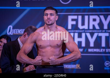 Londres, Royaume-Uni. 22nd avril 2022. LONDRES, ANGLETERRE - 22 AVRIL : le boxeur Tommy Fury se met sur la balance lors de la pesée officielle pour son combat contre Daniel Bocianski au Boxepark le 22 avril 2022, à Londres, en Angleterre, au Royaume-Uni. (Photo de Matt Davies/PxImages) crédit: PX Images/Alamy Live News Banque D'Images