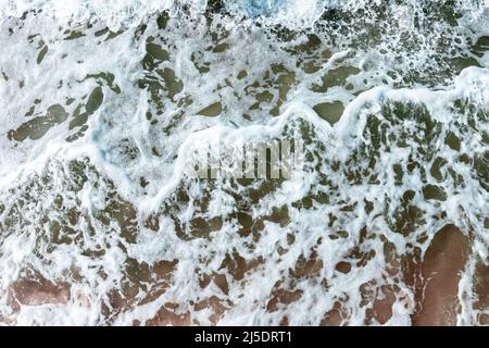 Eau de mer avec vagues et mousse, vue de dessus, texture de photo d'arrière-plan naturelle abstraite Banque D'Images