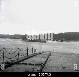 1961, historique, un bateau à vapeur Clyde voyageant sur la rivière Clyde passant par l'emplacement de la chaîne Erskine ferrry traversé la rivière. La chaîne utilisée pour diriger le bateau à ferryboat à travers l'eau peut être vue sur la cale. Avant l'ouverture du pont Erskine en 1971, le traversier de la chaîne Erksine traverse la rivière Clyde entre Erskine (Renfrawshire) et Old Kilpatrick (Clydebank). Banque D'Images