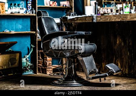 Fauteuil de barbershop, coiffeur et salon de coiffure modernes, salon de coiffure pour hommes. Barbe, homme barbu. Élégant fauteuil de coiffure vintage. Professionnel Banque D'Images