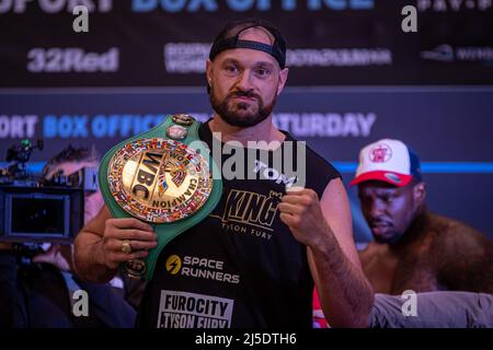 Londres, Londres, Angleterre, Royaume-Uni. 22nd avril 2022. LONDRES, ANGLETERRE - AVRIL 22 : le boxeur Tyson Fury pose pour des photos lors du concours officiel de son combat contre Dillian Whyte au Boxepark le 22 avril 2022, à Londres, en Angleterre, au Royaume-Uni. (Credit image: © Matt Davies/PX Imagens via ZUMA Press Wire) Credit: ZUMA Press, Inc./Alamy Live News Banque D'Images