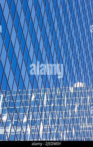 Réflexions d'un bâtiment en verre sur la façade en verre d'un autre bâtiment. Bruxelles Banque D'Images