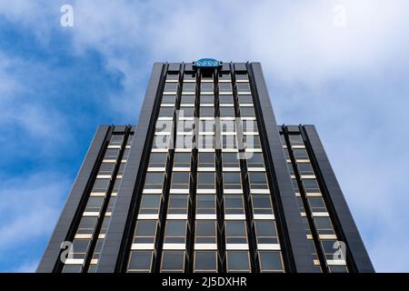 Madrid, Espagne - 10 octobre 2021 : vue à angle bas du bâtiment Mutua Madrilena contre le ciel bleu. MM ou Mutua Madrilena est une compagnie d'assurance, il est à disposition Banque D'Images