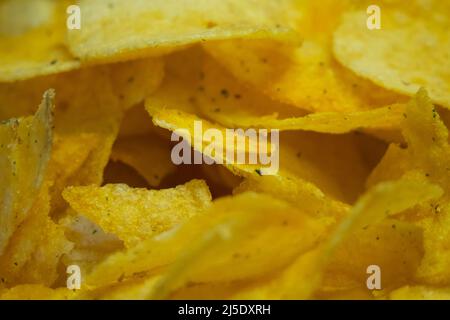 Chips de pommes de terre épicées, gros plan. Pommes de terre frites. Banque D'Images