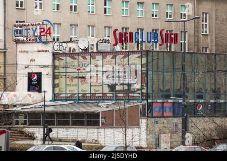 Varsovie, Voïvodeship de Masovian, Pologne. 4th mars 2022. Le panneau Sogo Night Club vu sur son club dans la ville de Varsovie. (Credit image: © Karol Serewis/SOPA Images via ZUMA Press Wire) Banque D'Images