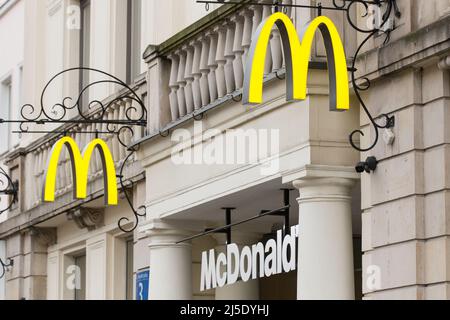 Varsovie, Voïvodeship de Masovian, Pologne. 4th mars 2022. Société multinationale américaine de restauration rapide ; enseignes McDonald's vues à Varsovie. (Credit image: © Karol Serewis/SOPA Images via ZUMA Press Wire) Banque D'Images