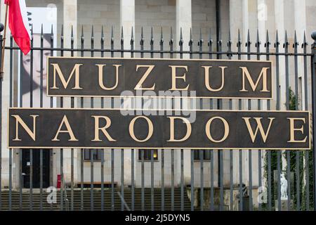 Varsovie, Voïvodeship de Masovian, Pologne. 4th mars 2022. Le panneau « Muzeum Narodowe » du Musée national est visible à l'entrée de Varsovie. (Credit image: © Karol Serewis/SOPA Images via ZUMA Press Wire) Banque D'Images