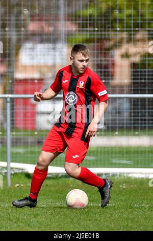 Pontardawe, pays de Galles. 16 avril 2022. Samuel Roberts de Dinas Powys lors du match de la Ligue du Sud-Ouest Ardal entre Pontardawe Town et Dinas Powys au parc Ynysderw à Pontardawe, pays de Galles, Royaume-Uni, le 16 avril 2022. Crédit : Duncan Thomas/Majestic Media. Banque D'Images