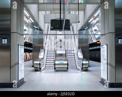 Londres, UK-12.10.21: Un intérieur de la station de métro Battersea Power Station sur la nouvelle branche de la Northern Line, a ouvert en 2021. Le métro de Londres est le TH Banque D'Images