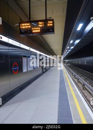 Londres, UK-12.10.21: Un intérieur de la station de métro Battersea Power Station sur la nouvelle branche de la Northern Line, a ouvert en 2021. Le métro de Londres est le TH Banque D'Images