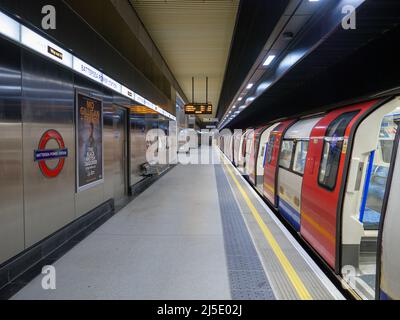 Londres, UK-12.10.21: Un intérieur de la station de métro Battersea Power Station sur la nouvelle branche de la Northern Line, a ouvert en 2021. Le métro de Londres est le TH Banque D'Images