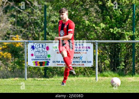 Pontardawe, pays de Galles. 16 avril 2022. Lucas Murray de Dinas Powys lors du match de la Ligue du Sud-Ouest Ardal entre Pontardawe Town et Dinas Powys au parc Ynysderw à Pontardawe, pays de Galles, Royaume-Uni, le 16 avril 2022. Crédit : Duncan Thomas/Majestic Media. Banque D'Images