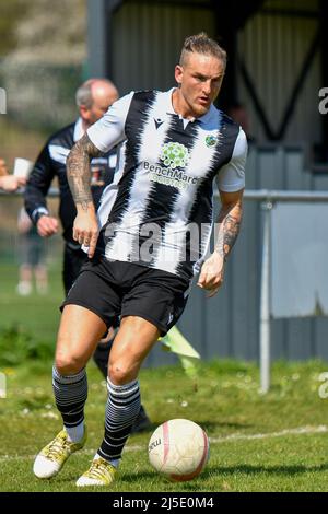 Pontardawe, pays de Galles. 16 avril 2022. Jordan Langley of Pontardawe Town pendant le match de la Ligue du Sud-Ouest Ardal entre Pontardawe Town et Dinas Powys au parc Ynysderw à Pontardawe, pays de Galles, Royaume-Uni, le 16 avril 2022. Crédit : Duncan Thomas/Majestic Media. Banque D'Images